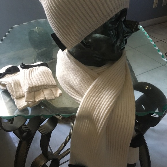 Kate Spade scarf,beanie & Mittens - Picture 4 of 7